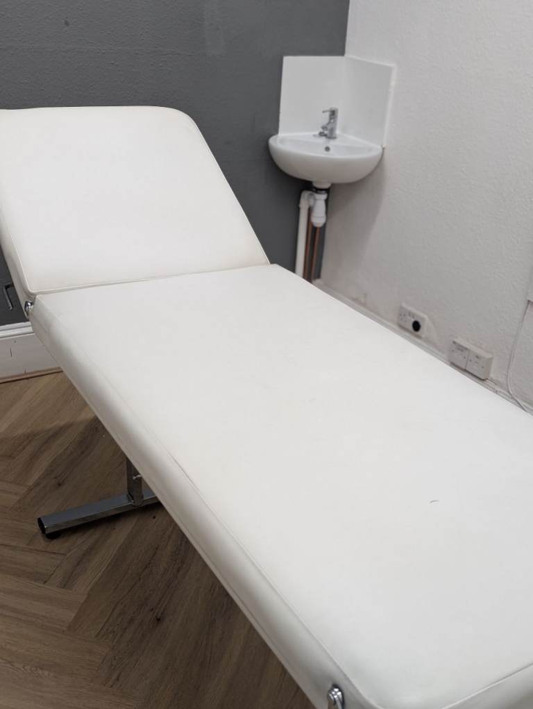 Treatment bed