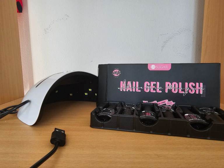 Gel Nail Polish & UV Light