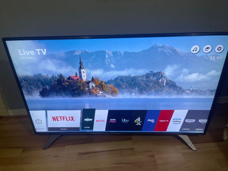 65 inches Lg Smart 4k tv with remote in perfect condition 