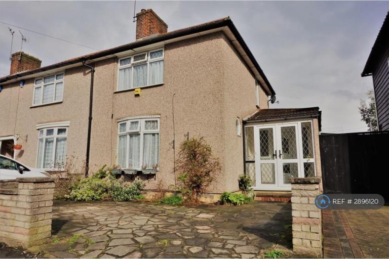 2 bedroom house in Lymington Road, Dagenham, RM8 (2 bed) (#2896120)