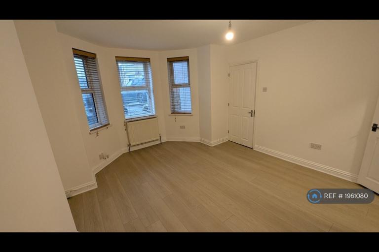 2 bedroom flat in St Johns Road, Watford, WD17 (2 bed) (#1961080)