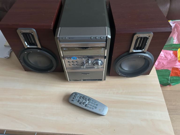 Philips Hi-Fi stereo System with cassette player , radio  , speakers , remote - cassette works fine