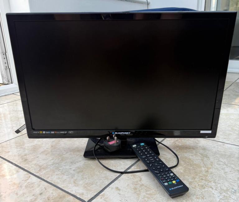 24 inch screen tv with built in dvd player with remote control 