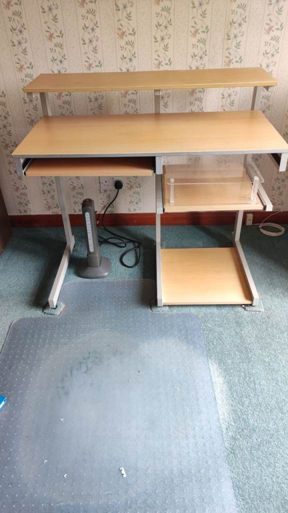 Computer Desk with pull out draw for Keyboard 