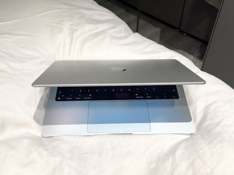 CAN HAND DELIVER, MACBOOK PRO 2021 14” LAPTOP M1 PRO,16GB RAM,512GB SSD, SILVER. LATEST MACOS TAHOE