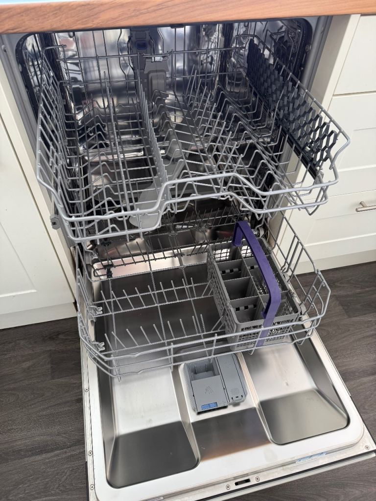 Beko Integrated Dishwasher – Excellent Condition