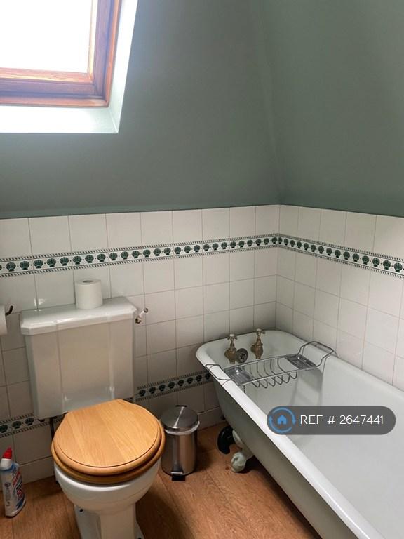 2 bedroom flat in Rose Hill, Dorking, RH4 (2 bed) (#2647441)