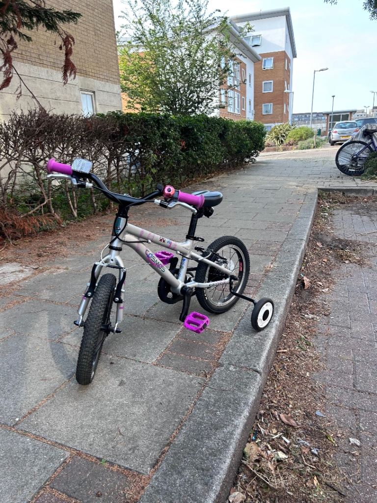  Girls Bike with Stablisers for under 4s