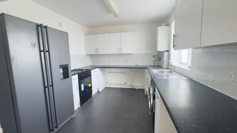 3 bed flat with no reception third floor.  N16 7QU. 