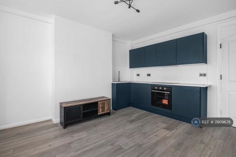 3 bedroom flat in Kingston Road, Kingston Upon Thames, KT1 (3 bed) (#2909676)