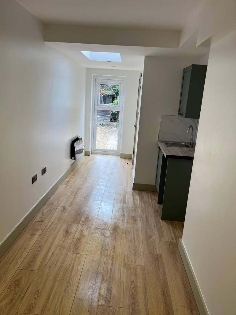 Pleasant Studio Room Available - Darwin Drive, UB1