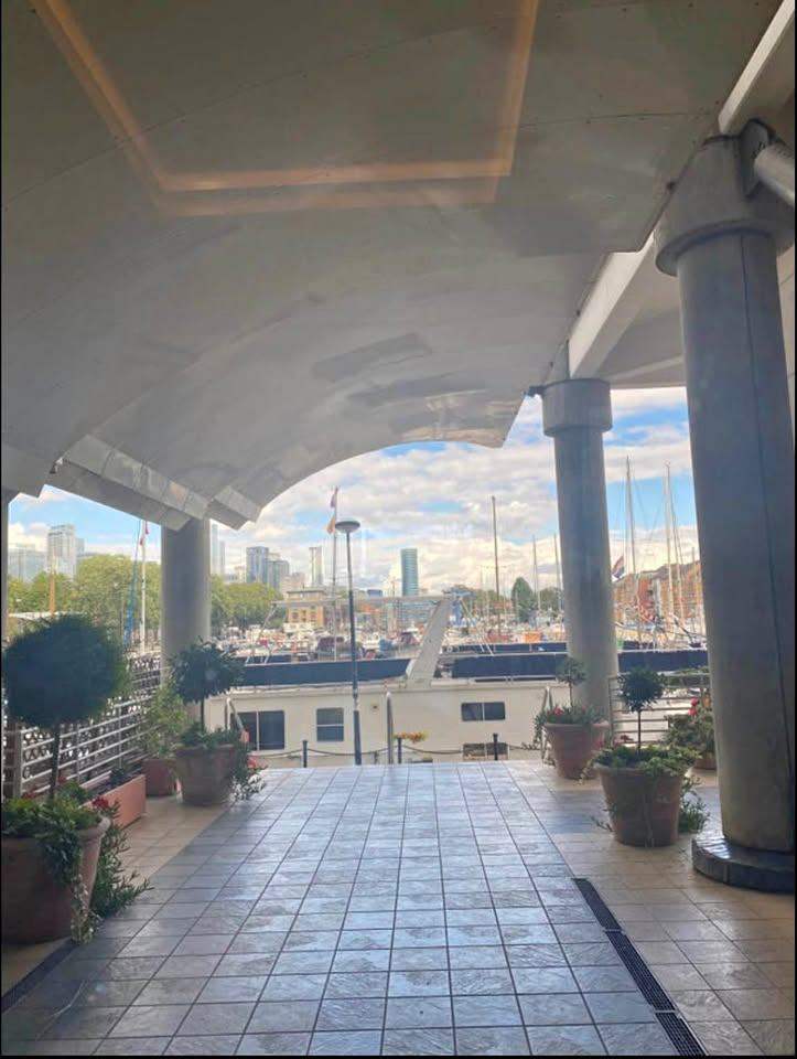 Room to Rent - Perfect for a couple - 1300 + Bills  -  24 hr Concierge & View of Canary Warf