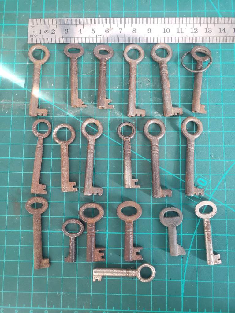 19 x Vintage hollow barrelled Keys 