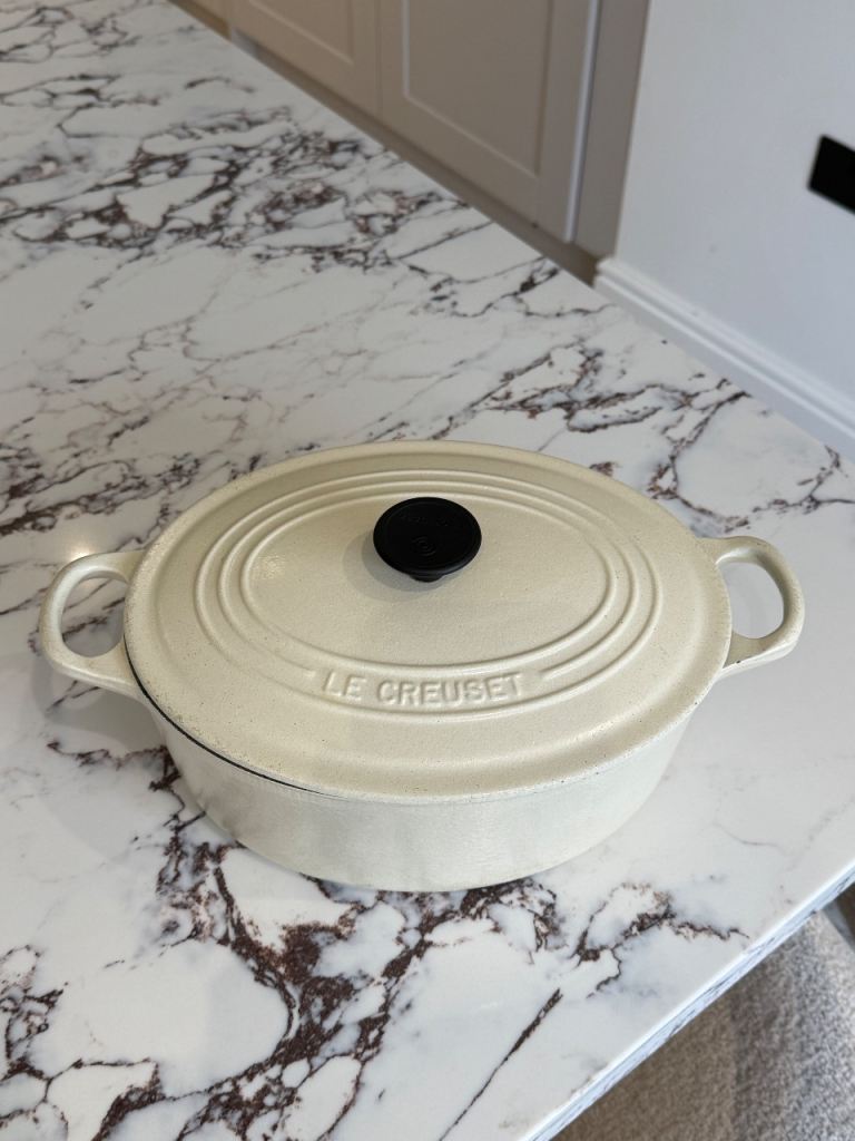 Le Creuset Cast Iron 25cm Oval Casserole Pot