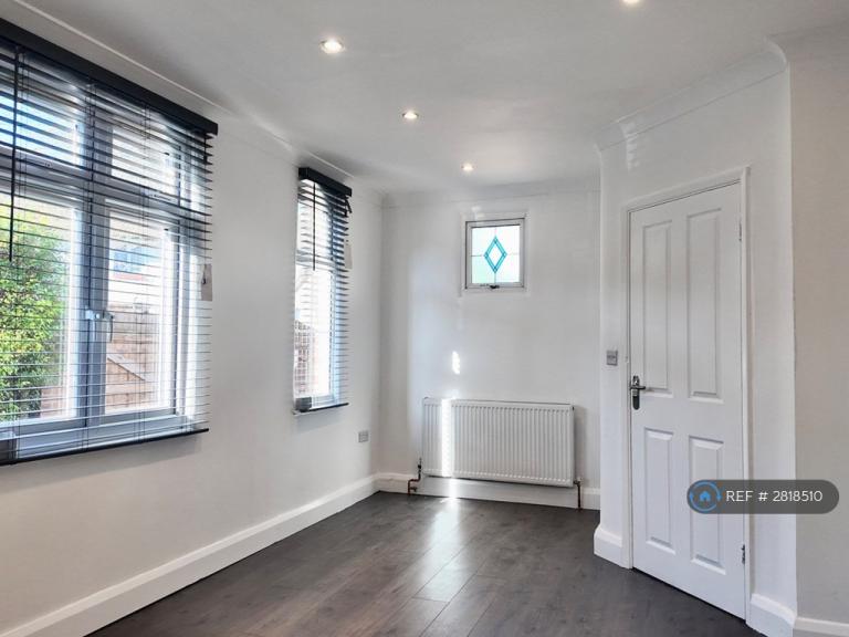 3 bedroom house in Alliance Road, London, E13 (3 bed) (#2818510)