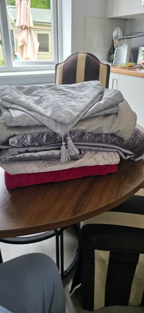 Selection of Bedding & Throws – Good Condition