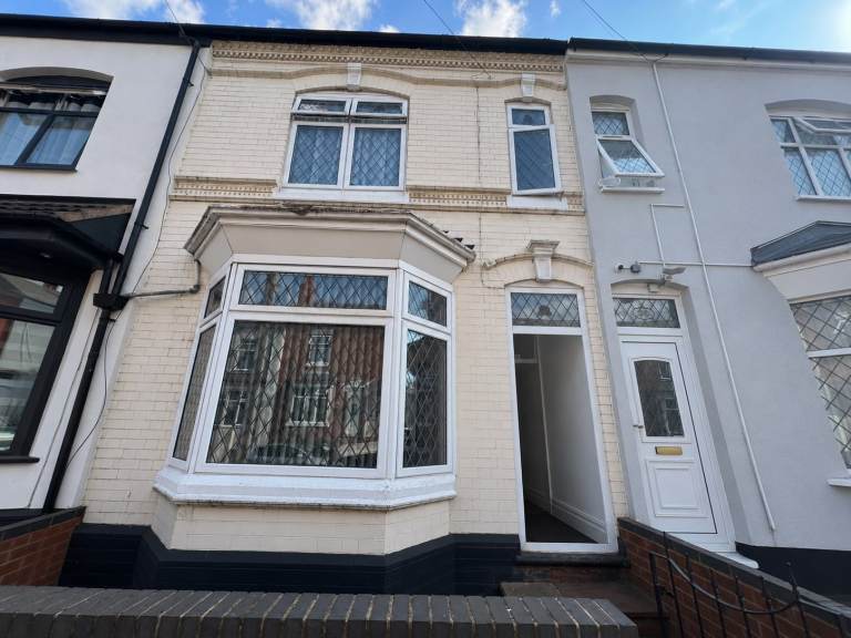 **CLARENCE ROAD**THREE BEDROOM HOUSE TO LET**IDEAL FAMILY HOME**AVAILABLE IMMEDIATELY**CALL NOW**