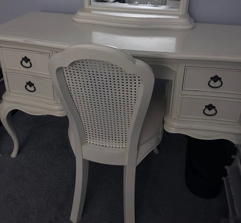 Willis and Gambier dressing table, mirror and chair