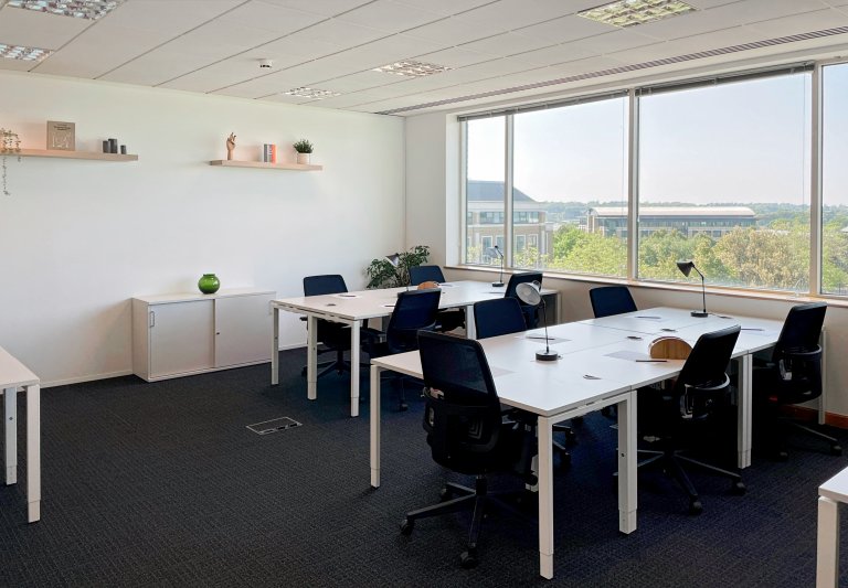 Bracknell - RG121WA \ Extra-Large Office with Space for Up to 15 Desks