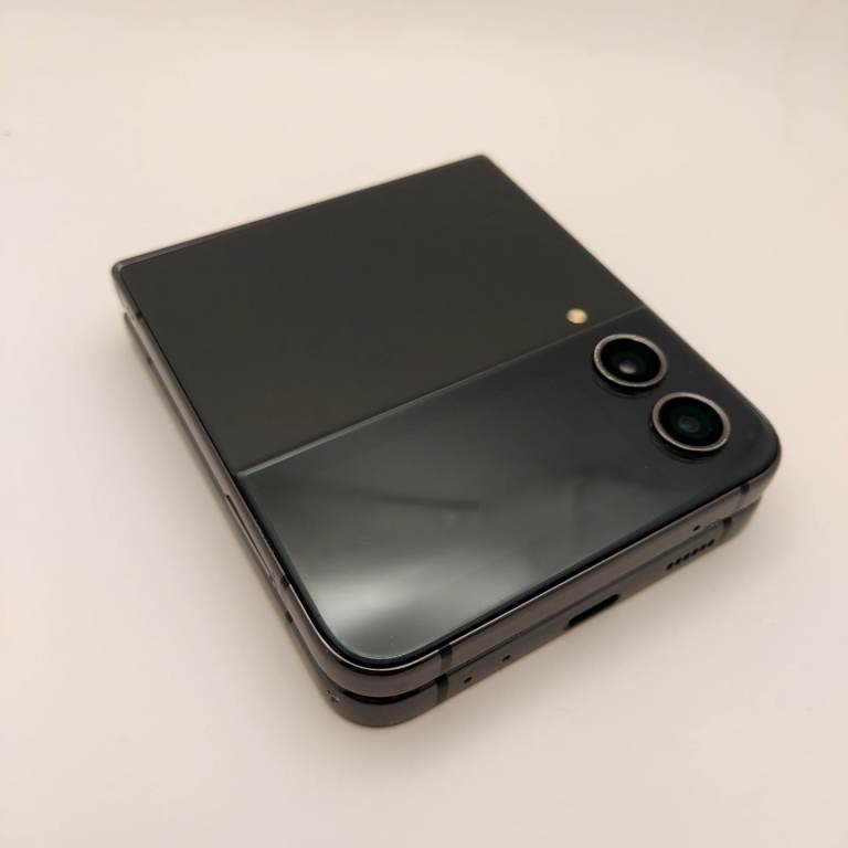 Samsung Galaxy ZFlip 4 256GB - Black -  Unlocked - Dual Sim