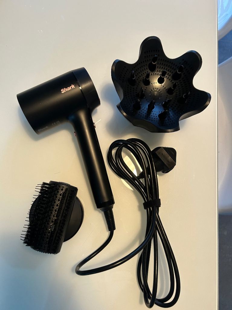 Shark HD110UK Hair Dryer with Attachments – As Good As New