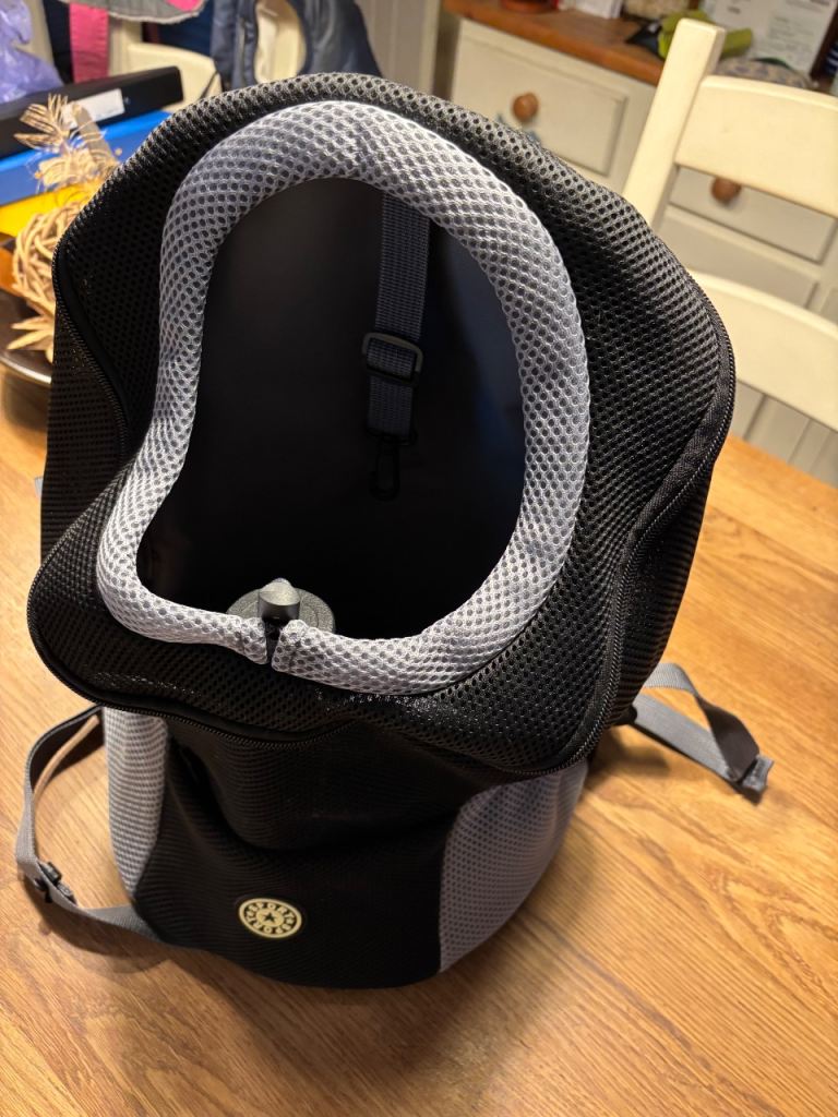 Pet carrier - small dog/cat - backpack 