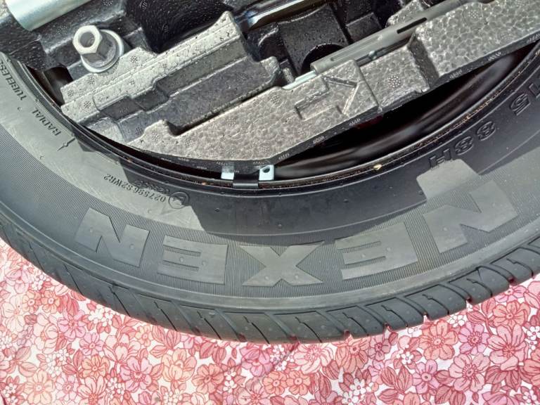 Tyre, wheel and tool kit for Skoda Fabia