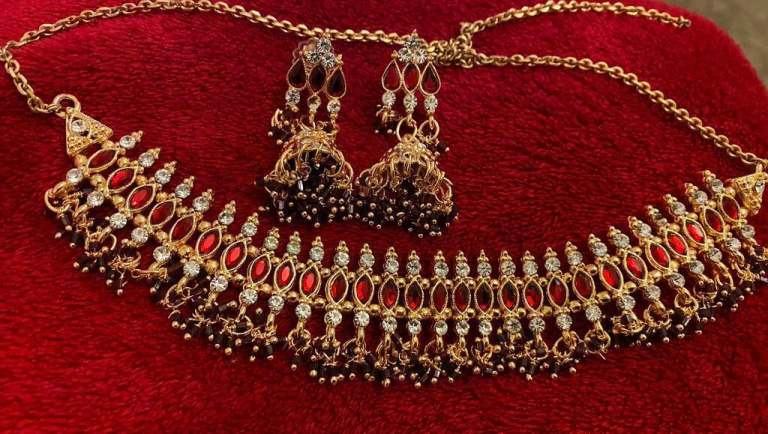 Beautiful necklace and matching earring 