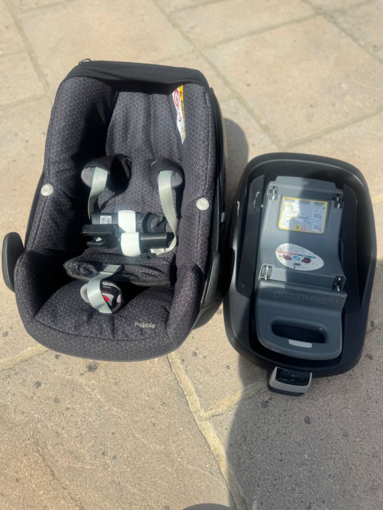 Maxi-Cosi Baby Car Seat with ISOFIX Base – Black, Good Condition