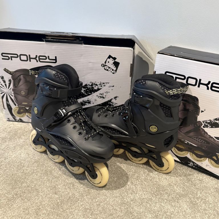 2 pairs of in-line roller skates
