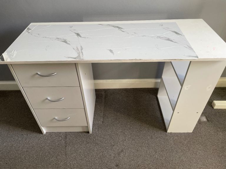 White desk with drawers 