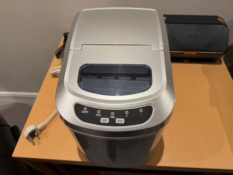 Ice Machine - Household / Portable by Andrew James