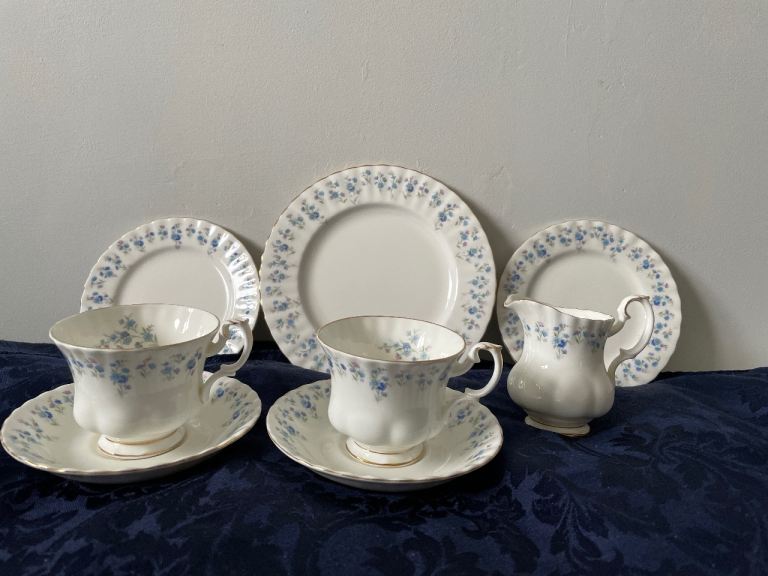 Vintage Royal Albert Memory Lane Tea Set - 2 Cups & Saucers