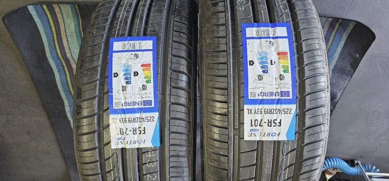 225 40 19   2 x NEW!! tyres Fortune FSR-701