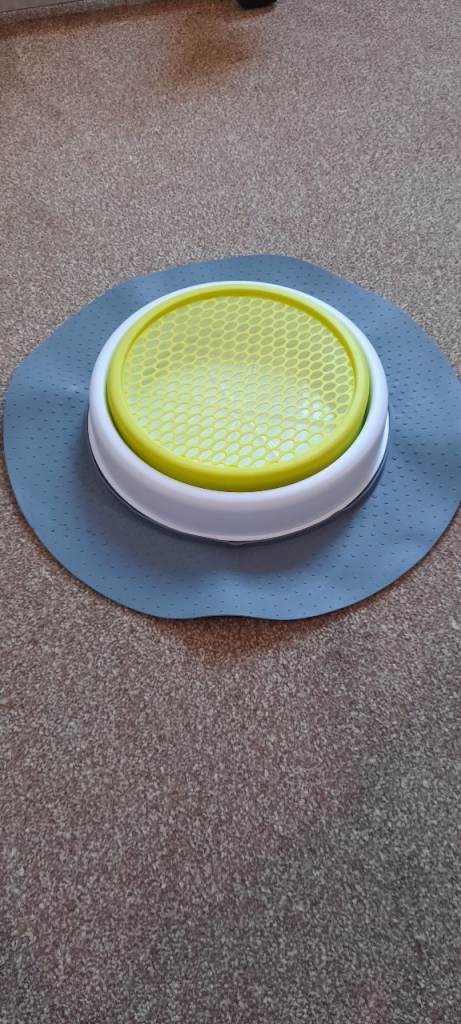 Cat grass pot with optional rubber base for hard floors