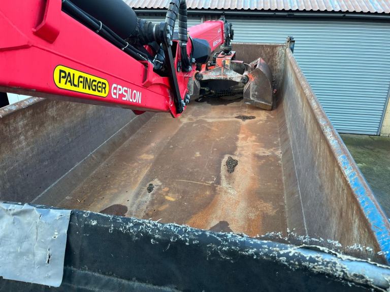 Mercedes-Benz Arocs 8x4 tipper grab only 167000 km