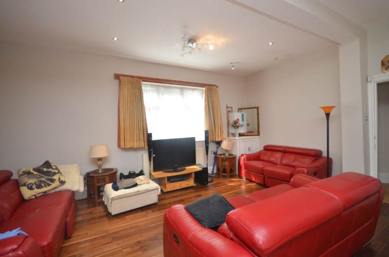 Nice double room for One person In the heart of  Sutton. £800 pcm all bills included