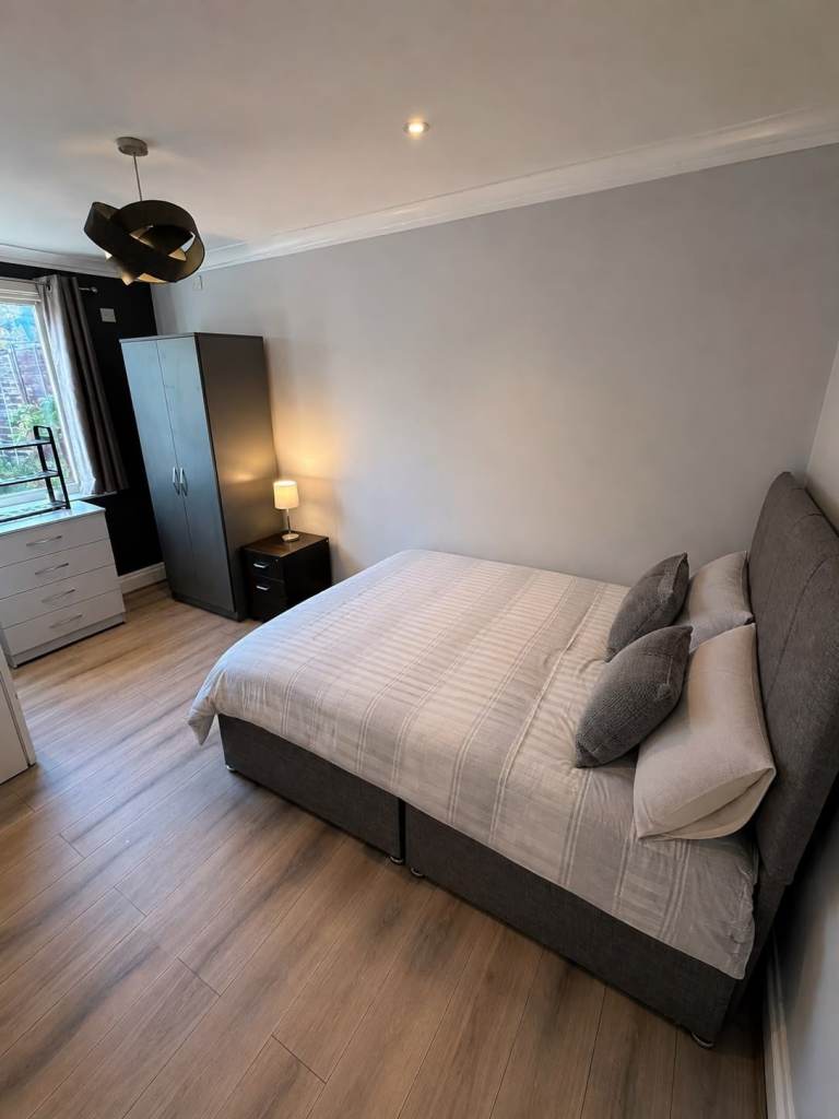 RENT FREE DOUBLE ROOM IN KINGS HEATH, BIRMINGHAM