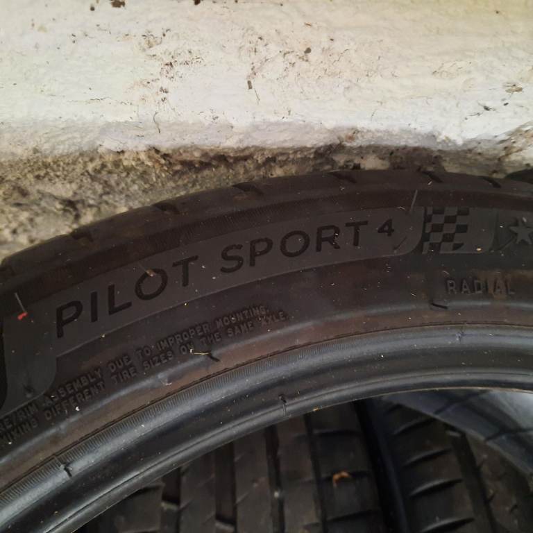 4 Nearly new tyres Pilot Sport 225/45R 19 96W