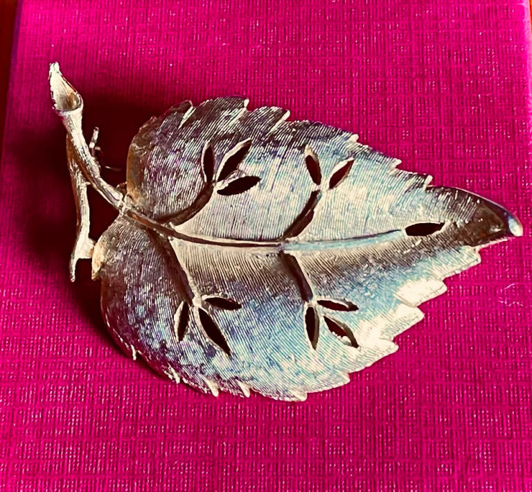 ANTIQUE GOLD PLATED ELEGANT LEAF BROOCH