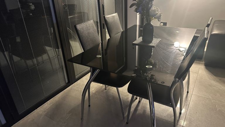 BBLACK GLASS DINING TABLE WITH 6 CHAIRS