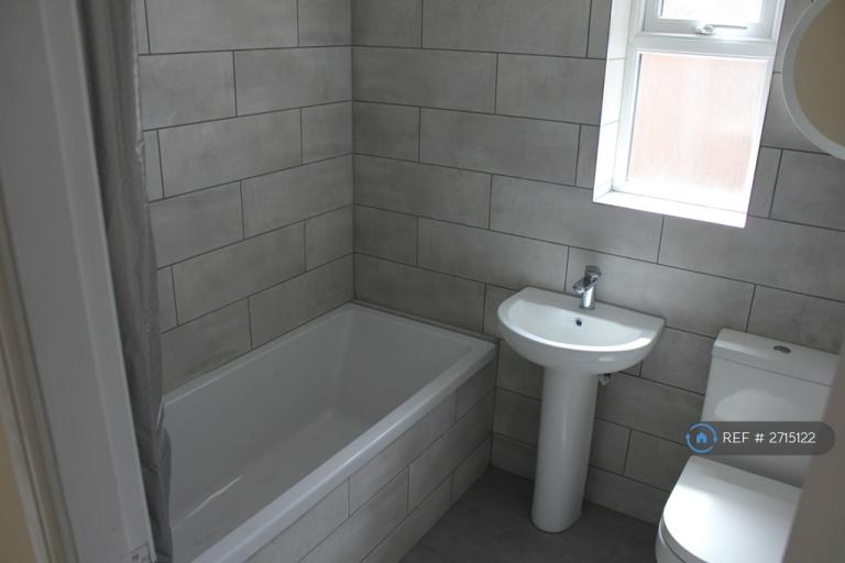 7 bedroom house in Ruskin Avenue, Manchester, M14 (7 bed) (#2715122)