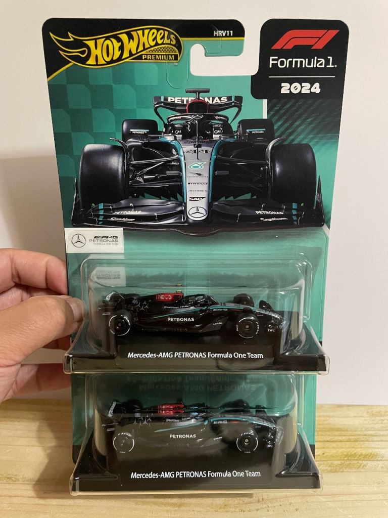 2 Hot Wheels Premium F1 2024 Mercedes-AMG Team No. 44 & 63 Hamilton & Russell