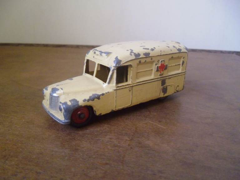 DINKY TOYS DAIMLER AMBULANCE,1940/50'S.