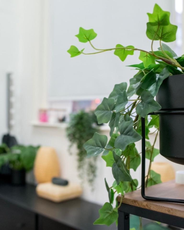 Beauty Room & Nail Table & Hair Chair To Rent in the City Centre!