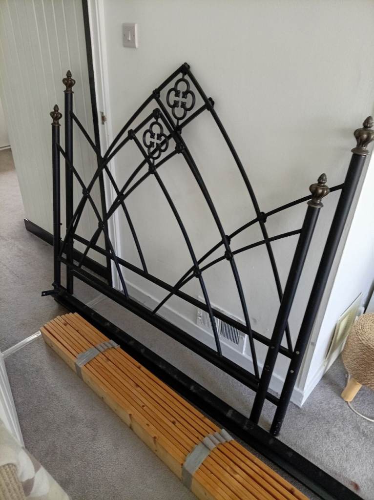 Double black metal bed 