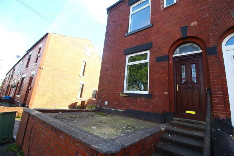 4 Bedroom Property to let 2 reception rooms, Roundthorn Rd Oldham