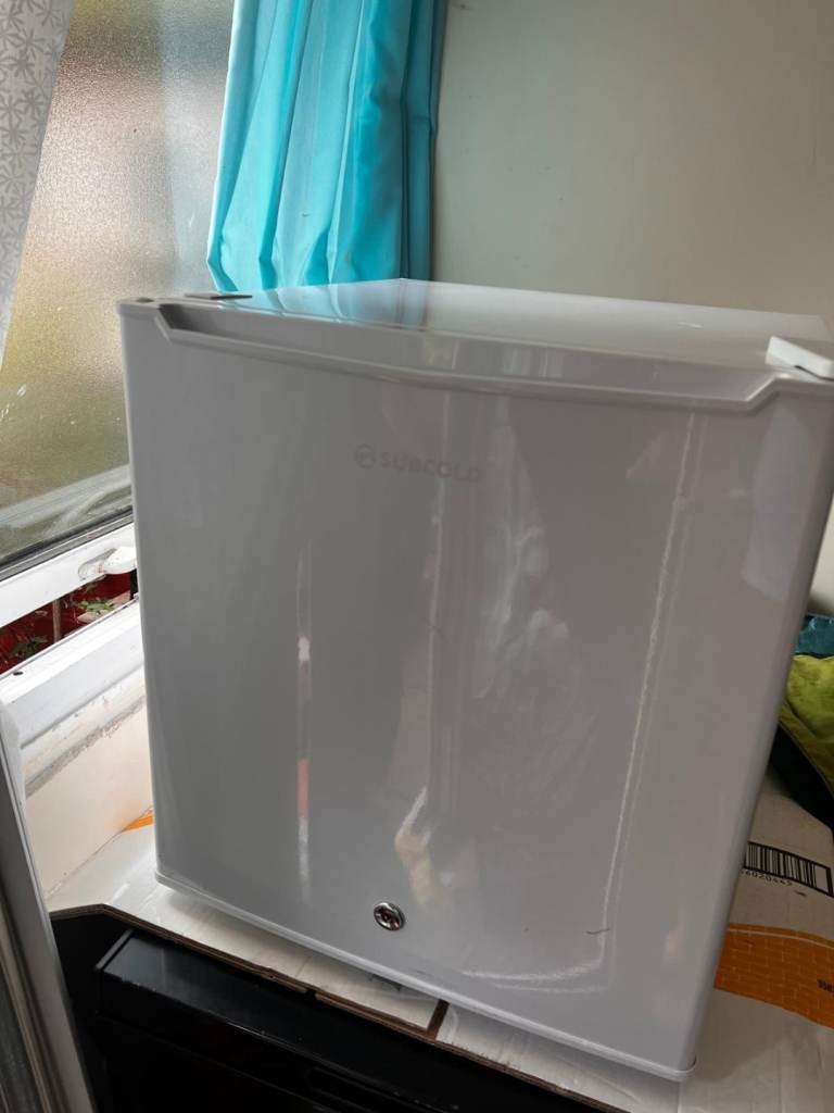 Small White Mini Fridge Freezer – excellent condition 