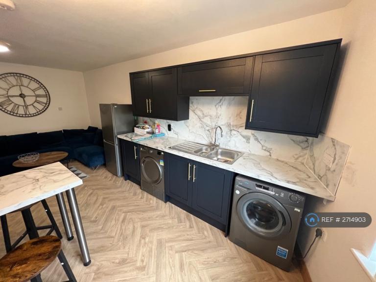 5 bedroom flat in County Road, Ormskirk, L39 (5 bed) (#2714903)