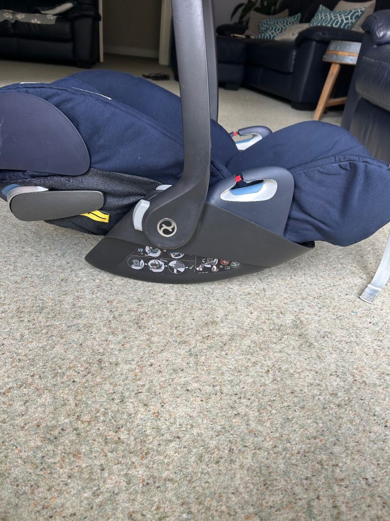 Cybex Cloud Z i-size rotating baby car seat and Z 360 rotating isofix base